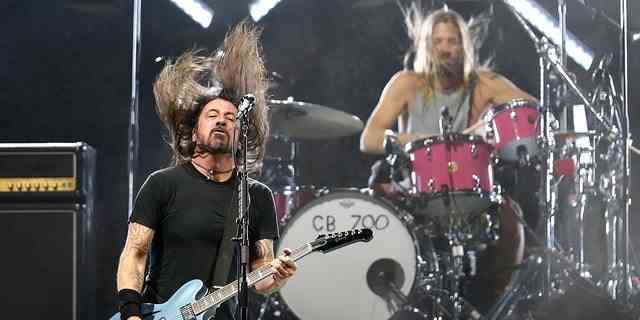 Dave Grohl und Taylor Hawkins von Foo Fighters treten am ersten Tag des Lollapalooza Chile 2022 im Parque Bicentenario Cerrillos am 18. März 2022 in Santiago, Chile auf.