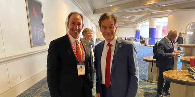 Die GOP-Senatskandidaten von Pennsylvania, Dr. Oz und Jeff Bartos, kreuzen sich am 25. Februar 2022 auf der Conservative Political Action Conference (CPAC) in Orlando, Florida