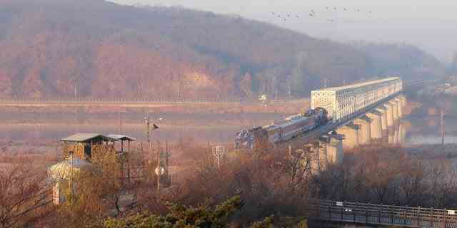 Ein südkoreanischer Zug fährt am Freitag, 30. November 2018, in der Nähe des Grenzdorfes Panmunjom in Nordkorea auf der Bahnstrecke, die die beiden Koreas hoffentlich als internationale Verkehrsverbindung nutzen werden. ( AP Photo/Ahn Young-joon)