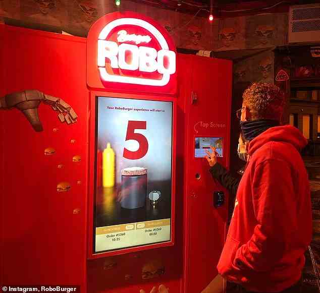 Auf der Vorderseite des Verkaufsautomaten befindet sich ein Touchscreen, auf dem Kunden ihre Toppings und Gewürze auswählen können