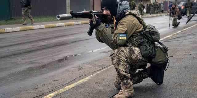 Ein ukrainischer Soldat sichert den Rückzug von Kameraden, die am Samstag, den 2.