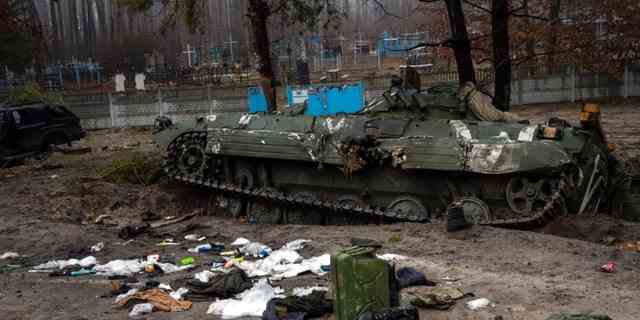 Militärausrüstung, die von russischen Soldaten zurückgelassen wurde, lag während einer militärischen Razzia durch ukrainische Soldaten nach dem Rückzug der Russen aus dem Gebiet am Stadtrand von Kiew, Ukraine, am Freitag, den 1. 