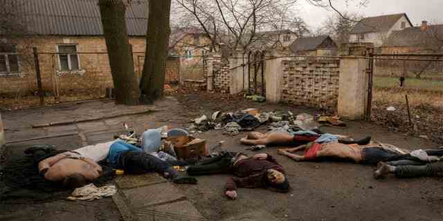 EDS-ANMERKUNG: GRAFIKINHALT – Leblose Körper von Männern, einige mit auf den Rücken gefesselten Händen, liegen am Sonntag, den 3. April 2022 in Bucha, Ukraine, auf dem Boden.