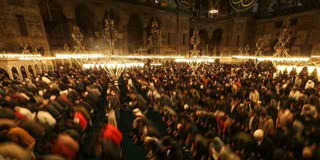 Muslimische Anbeter verrichten ein Nachtgebet namens "tarawih" am Vorabend des ersten Tages des muslimischen heiligen Fastenmonats Ramadan in der Moschee Hagia Sophia in Istanbul, Türkei, Freitag, 1. April 2022. 