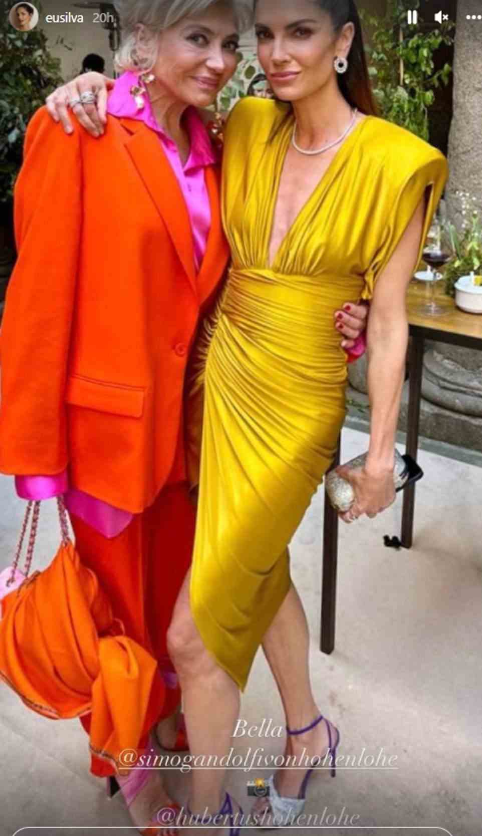 Simona, die einen orange-rosa Anzug trug, posierte mit Model Eugenia Silva, die mit ihrem Partner Alfonso de Borbón anwesend war.