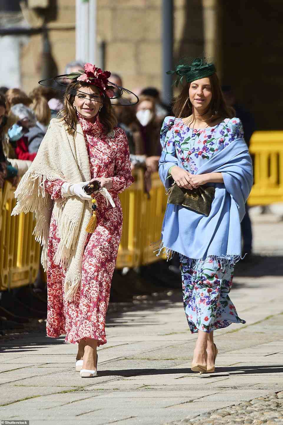 Xandra Falcó, Marquise von Mirabel, mit einer ihrer Töchter, Camila, entschied sich zu diesem Anlass für wunderschöne Blumenkleider