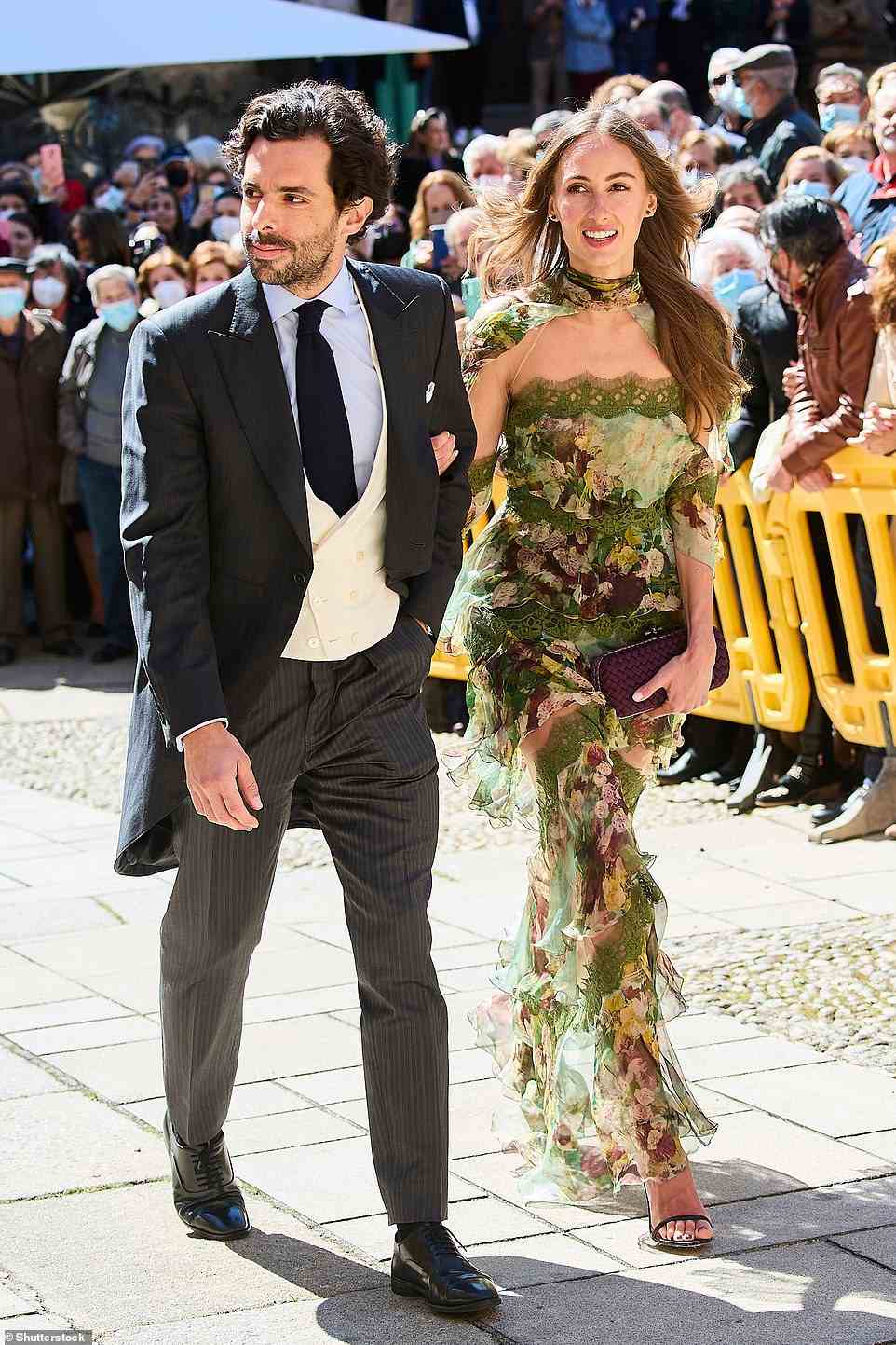Alonso Aznar und seine Freundin Renata Collado gehörten zu den gut gekleideten Gästen der Hochzeit