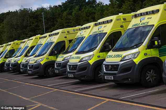 Krankenwagen verzögern sich, weil Fahrzeuge routinemäßig länger als die 30 Minuten geparkt werden, die für die sichere Übergabe eines Patienten erwartet werden (im Bild: West Midlands Ambulance Hub).