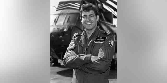 Prinz Andrew der Herzog von York an Bord der HMS Invincible während des Falklandkriegs, in dem er als Hubschrauberpilot diente.