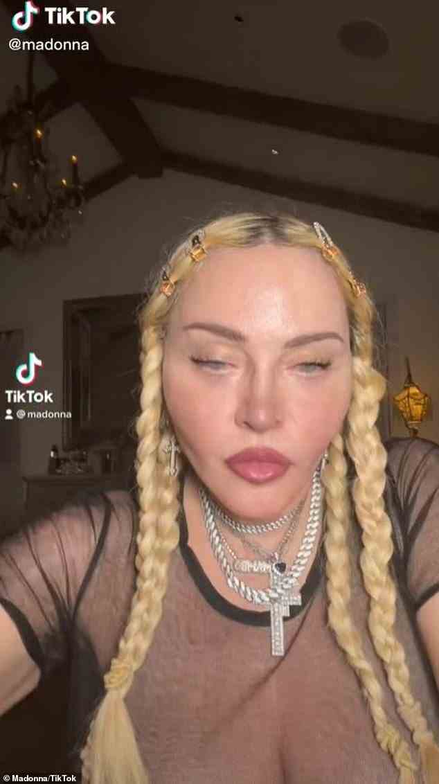 Seltsam: Unter Musik erscheint Madonna in dem Clip im Selfie-Stil mit einem Gesichtsveränderungsfilter, der ihre Gesichtszüge mit übergroßen Wangenknochen und geschwollenen Lippen auf komische Weise zu verbessern schien