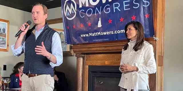 Die ehemalige Botschafterin bei den Vereinten Nationen und ehemalige Gouverneurin von South Carolina, Nikki Haley, kämpft im Namen des GOP-Kongresskandidaten Matt Mowers aus New Hampshire bei einer Veranstaltung am 4. April 2022 in Derry, NH