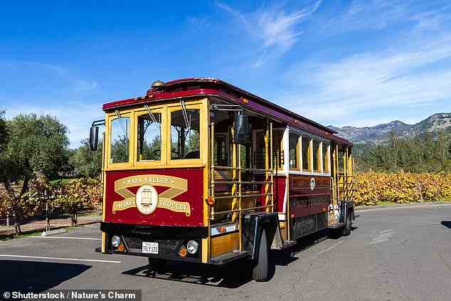 Machen Sie eine fünfstündige Fahrt mit dem abgebildeten Napa Valley Wine Trolley, einer motorisierten Nachbildung der Cable Cars von San Francisco