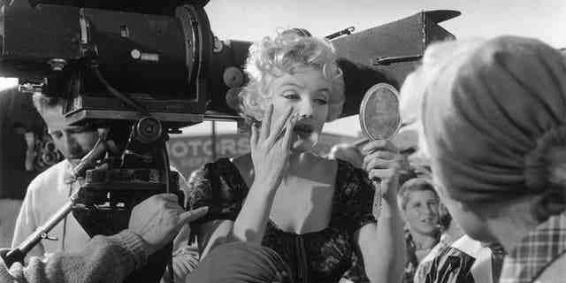 Der neue Dokumentarfilm testet Berichten zufolge eine Haarsträhne von Monroe mit einem Speichelabstrich eines Urenkels ihres angeblichen Vaters Charles Gifford. 