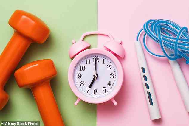 Jeden Tag zur gleichen Zeit aufzuwachen trägt dazu bei, die Tagesmüdigkeit zu reduzieren, indem unsere innere Uhr synchron gehalten wird