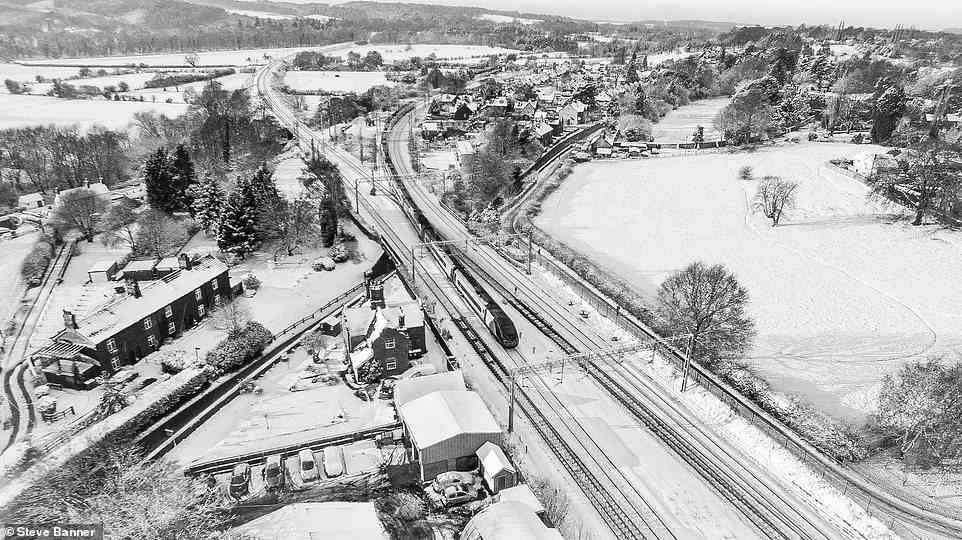 Steve Banners Bild von Little Haywood, Staffordshire vom Dezember, dessen Zug sich vom verschneiten Hintergrund abhebt.  Es gewann das beste festliche Foto