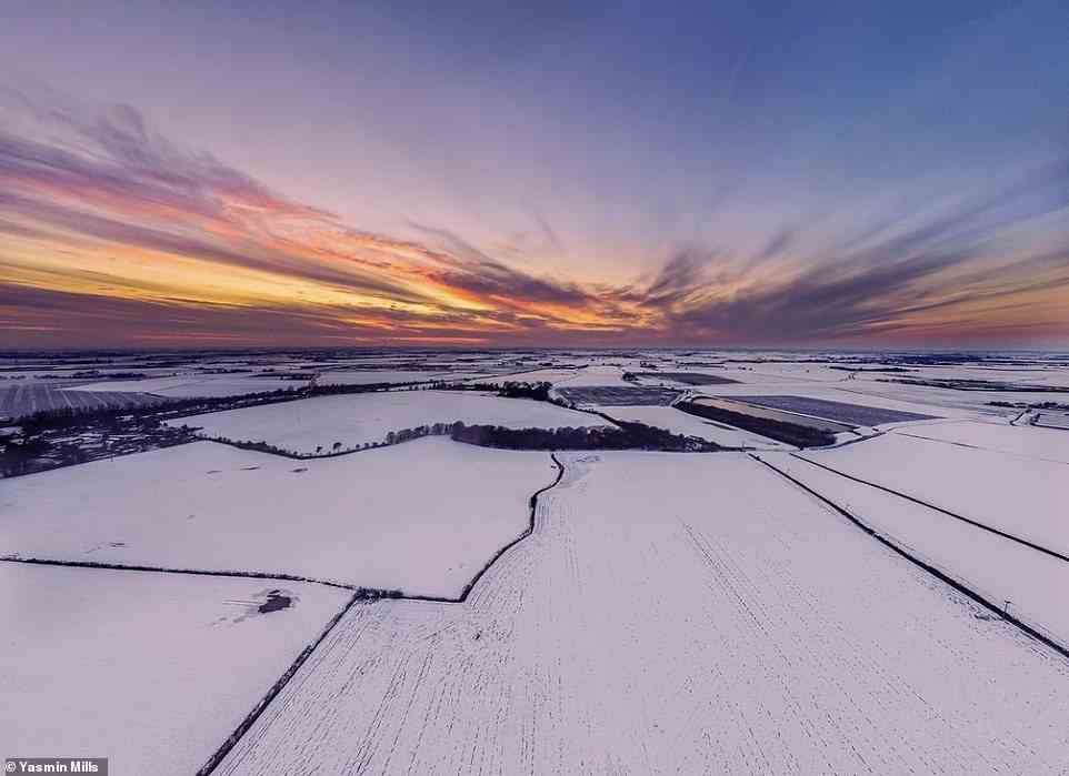 Dieses Bild zeigt den herrlichen Abendhimmel über den verschneiten Feldern.  Es wurde von Yasnin Mills aufgenommen und war eines der 800 Bilder, die für den Wettbewerb eingereicht wurden