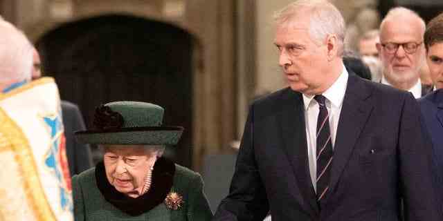 Prinz Andrew begleitete kürzlich seine Mutter, Königin Elizabeth II., zu einem Gottesdienst zu Ehren seines verstorbenen Vaters, Prinz Philip.