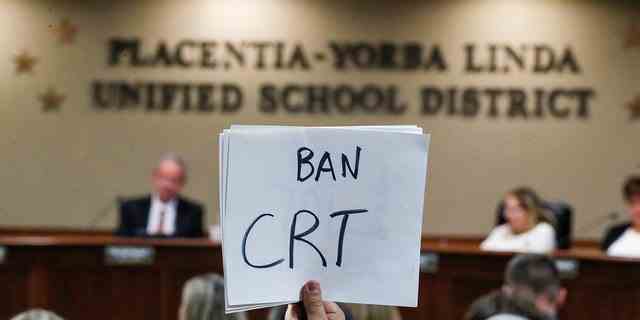 Das Placentia Yorba Linda School Board in Kalifornien diskutiert einen Resolutionsvorschlag zum Verbot des Unterrichtens kritischer Rassentheorie in Schulen.