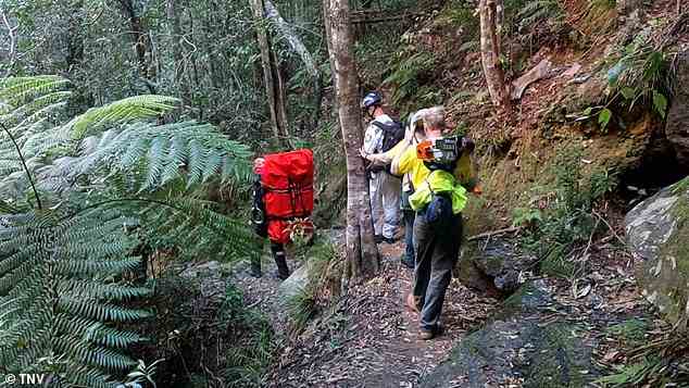 Ein Tagesausflug in die Blue Mountains endete für eine britische Familie in einer Tragödie, nachdem ein Mann und sein neunjähriger Sohn bei einem ungewöhnlichen Erdrutsch ums Leben gekommen waren (im Bild, Einsatzkräfte bei der Wanderung).