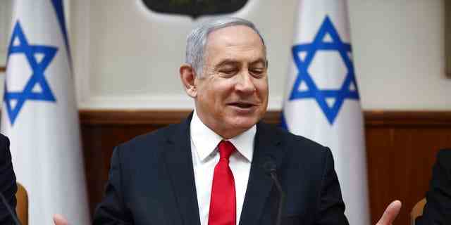 Der israelische Ministerpräsident Benjamin Netanjahu leitet die wöchentliche Kabinettssitzung in Jerusalem am Sonntag, März.  August 2020. (AP Photo/Oded Balilty, Pool)