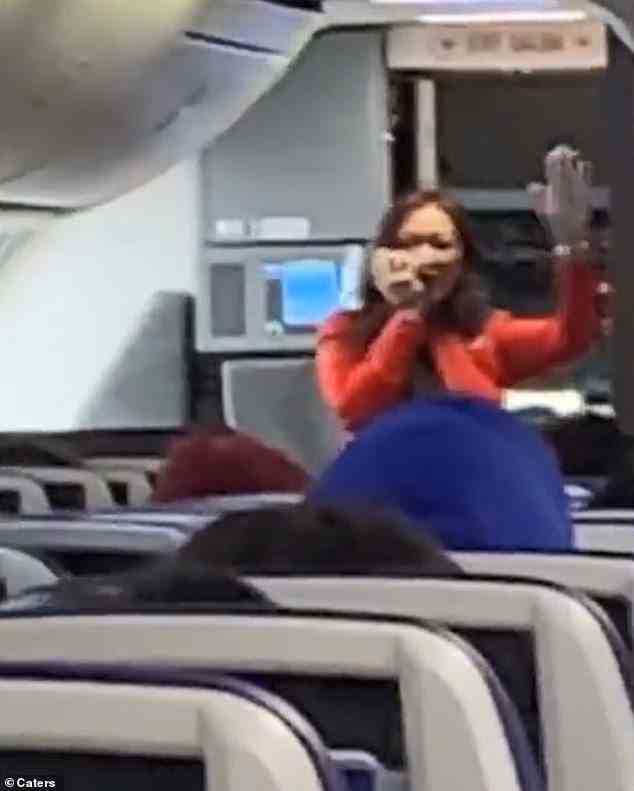 Das Video zeigt die Flugbegleiterin von Southwest Airlines, Adele, die am 23. März 2019 einem Flugzeug voller Passagiere auf dem Weg von Los Angeles nach Utah die Sicherheitsregeln vorspielt
