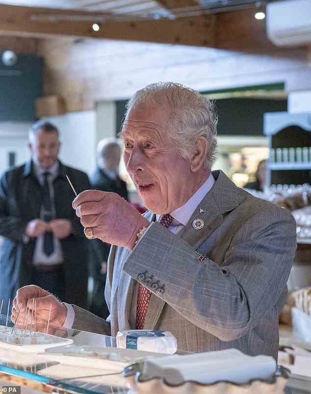 Prinz Charles schien erfreut über eine der Käseproben, die er während seines Besuchs probieren durfte