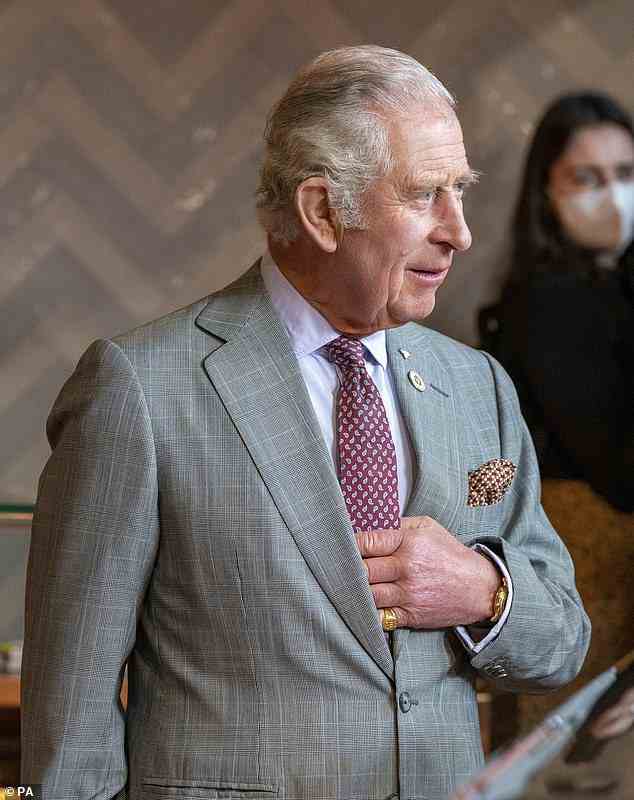 Für die heutige Veranstaltung trug der Prinz von Wales einen grau gefütterten Anzug mit einem hellblauen Hemd und einer rot-blauen Krawatte