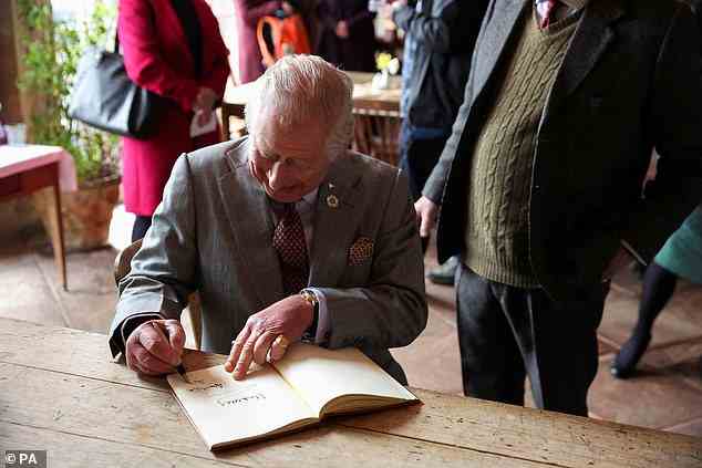 Ein entspannter Prinz von Wales signierte während eines Treffens mit den Treuhändern der Landwirtschaftsschule ein Buch