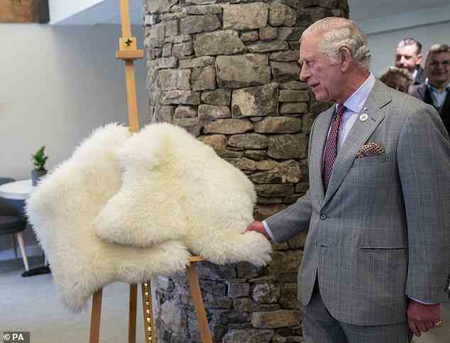 Der Prinz von Wales enthüllte während seines Besuchs eine Gedenktafel, die eher mit Wolle als mit einem einfachen Stück Stoff bedeckt war