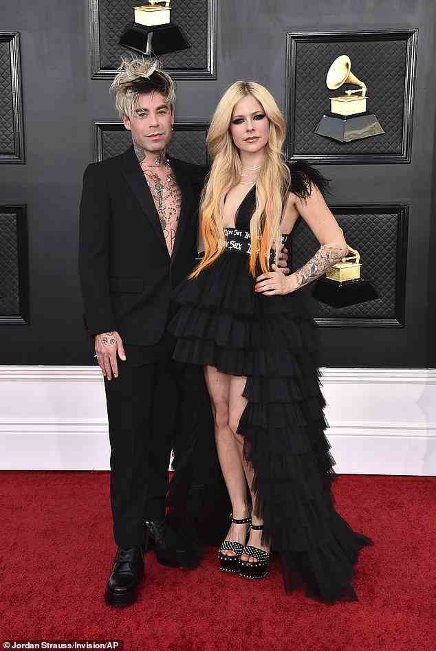 Kein Ring hier: Avril trug den großen Diamanten nicht, als sie am Wochenende die Grammys besuchte, also scheint der Ring neu zu sein