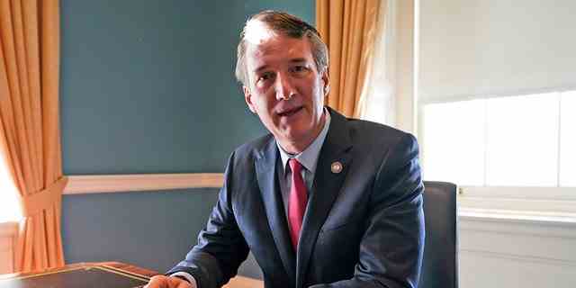 Glenn Youngkin, Gouverneur von Virginia, arbeitet am Mittwoch, den 2. März 2022, im Büro des alten Gouverneurs im Kapitol in Richmond, Virginia.