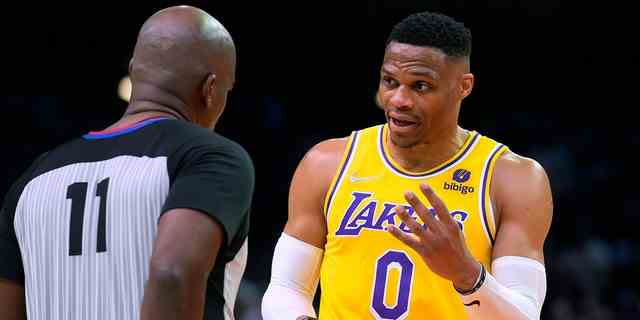 Los Angeles Lakers Guard Russell Westbrook (0) spricht mit Schiedsrichter Derrick Collins (11) während der zweiten Hälfte des NBA-Basketballspiels des Teams gegen die Phoenix Suns, Dienstag, 5. April 2022, in Phoenix.  Die Sonnen gewannen 121-110. 