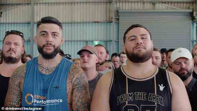 Die Gründer von Drink West und UFC-Kämpfer Tyson Pedro (links) und Tai Tuivasa (rechts) bewiesen, dass sie ein paar Pfeifen drauf haben, als sie den australischen Klassiker „What About Me“ sangen