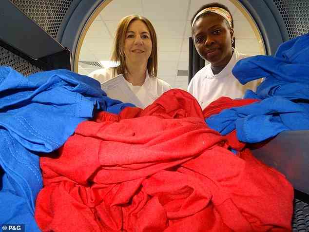 Für die Studie maß das Team die Mikrofaserfreisetzung beim Waschen und Trocknen von Wäscheladungen, die jeweils aus 10 Polyester-T-Shirts und 10 Baumwoll-T-Shirts bestanden.  Abgebildet ist eine Testladung in einem Wäschetrockner mit Dr. Kelly Sheridan (links) und Doktorandin Chimdia Kechi Okafor (rechts)