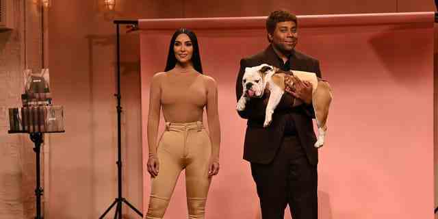 Kim Kardashian und Kenan Thompson führen währenddessen einen SKIMS-Sketch auf "Samstagabend live" 9. Oktober 2021.