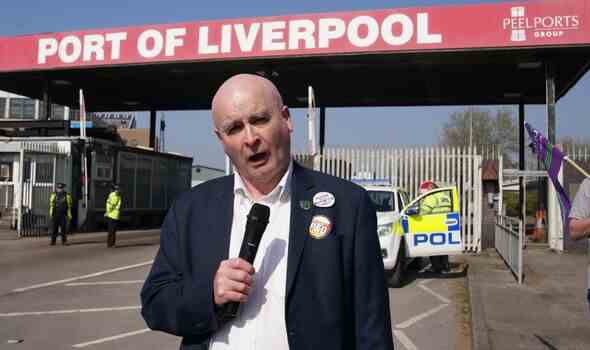 Mick Lynch spricht während einer Demonstration gegen die Entlassung von P&O-Arbeitern, die von der Gewerkschaft außerhalb des Hafens von Liverpool organisiert wurde