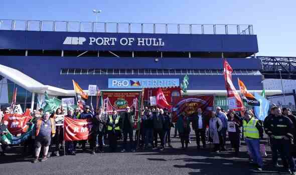 Demonstranten stehen vor dem P&O-Gebäude im Hafen von Hull, East Yorkshire
