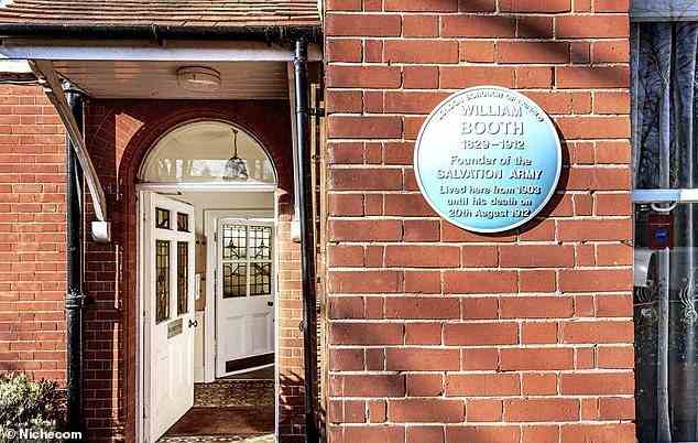 Eine blaue Plakette an der Außenseite des Gebäudes neben der Eingangstür zeigt, wie William Booth von 1903 bis zu seinem Tod am 20. August 1912 in dem Londoner Haus lebte