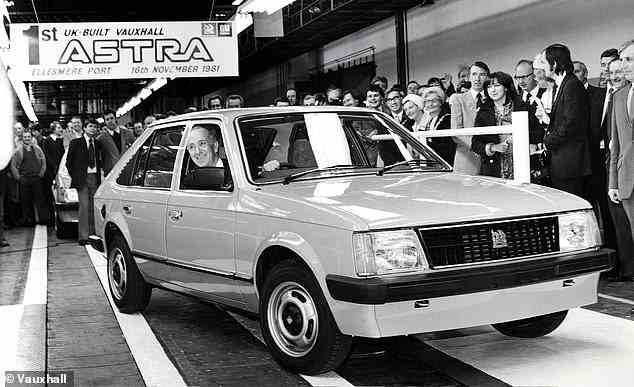 Der hier abgebildete erste Vauxhall Astra – basierend auf dem Opel Kadett – wird 1981 in Ellesmere Port vom Band gefahren