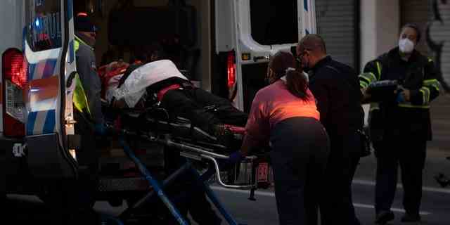 Ersthelfer leisten medizinische Hilfe für einen Fahrer auf der RH Tood Avenue nach einem Autounfall in der Nähe einer Kreuzung während eines Stromausfalls in San Juan, Puerto Rico, am frühen Donnerstag, dem 7. April 2022. 