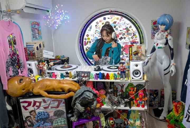 Ein DJ übt in ihrem Zimmer im Nakagin Capsule Tower.
