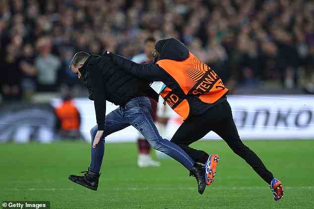 Ein weiterer Pitch Invasor wurde während des Viertelfinalspiels der Europa League von einem Steward angegriffen