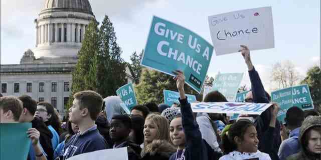 Studenten und andere Befürworter von Charter Schools versammeln sich im November in Olympia, Washington.
