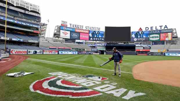 Ein Mitglied der Ground Crew bereitet das Feld vor dem Baseball-Training der New York Yankees am Donnerstag, den 7. April 2022, in New York vor.  Am Freitag treffen die Yankees auf die Boston Red Sox.