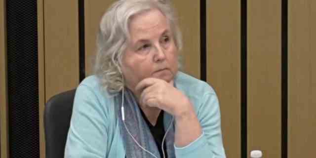 Nancy Crampton-Brophy erscheint für ihren Mordprozess in einem Gerichtssaal in Oregon.
