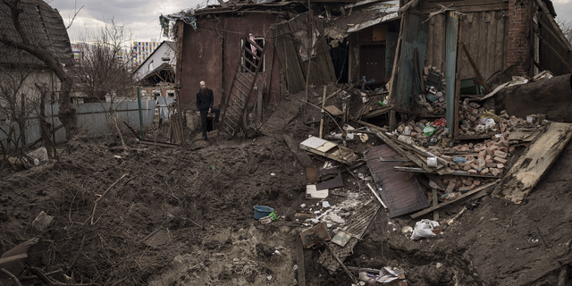 Oleg Mezhiritsky steht am Freitag vor seinem Haus, das nach einem russischen Angriff in Charkiw, Ukraine, beschädigt wurde.