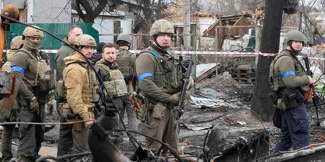 Der ukrainische Präsident Wolodymyr Selenskyj, Mitte links, untersucht am Montag, den 4.
