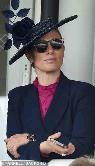 Die Royal vervollständigte ihren Look mit einem marineblauen Hut mit einem Rosendetail in derselben Farbe