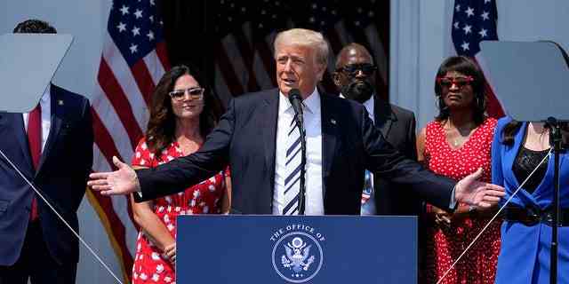 Der frühere Präsident Donald Trump spricht am Mittwoch, den 7. Juli 2021 im Trump National Golf Club in Bedminster, NJ. 