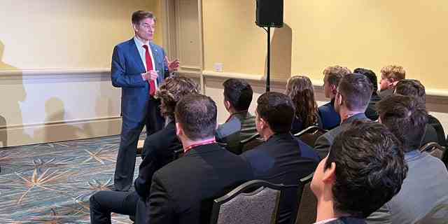 Der republikanische Senatskandidat Dr. Oz spricht mit den Republikanern des Pennsylvania College während eines Treffens auf der Conservative Political Action Conference (CPAC) in Orlando, Florida, am 25. Februar 2022.